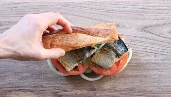 焼いたサバをバゲットに挟んだB級グルメ「バリック・エクメッキ（Balik Ekmek）」。これはどこの国の名物料理でしょう？