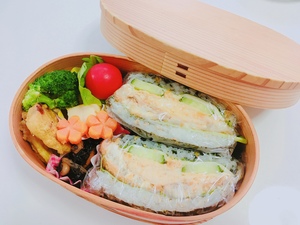 白身魚タルタルソースのやさしいおにぎらず弁当