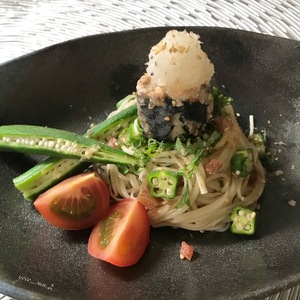 【さっぱり簡単！】シソ香るサバ缶、おろし梅と旬野菜の彩りそうめん
