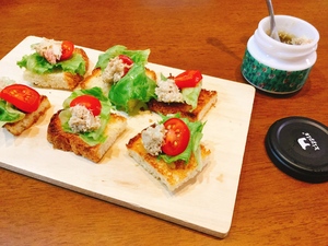 彩りがキレイ♪豚のハーブリエットのカナッペ