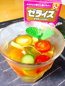 カラフルトマトのコンソメゼリー