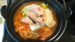 鮭缶とキャベツのキムチ鍋