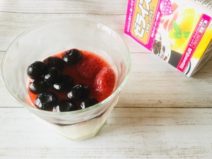 ぷるるん杏仁豆腐ベリーソース添え