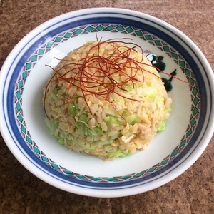 えのきどっさり！自家製鮭フレークでヘルシーキャベツ炒飯♬